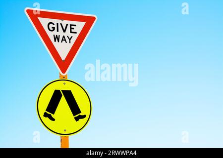 Ein Hinweisschild für Fußgänger vor blauem Himmel. Stockfoto