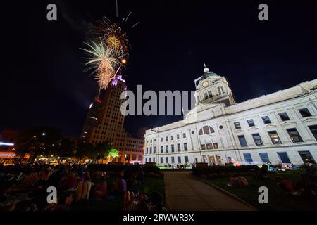 Buntes Feuerwerk am 4. Juli über dem Lincoln Tower mit Blick auf das Gerichtsgebäude in Fort Wayne Stockfoto