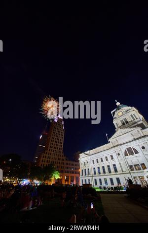 Feuerwerk vom Allen County Courthouse mit Lincoln Tower und Indiana Michigan Power Building Stockfoto
