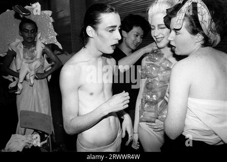 Junge Erwachsene aus den 1980er Jahren nehmen am Wettbewerb Alternative Miss World Teil, einem pansexuellen Kunst- und Modeevent. Backstage-Teilnehmer und Freunde machen sich bereit, in der Grand Hall, Olympia, West London England 1981 HOMER SYKES auf die Bühne zu gehen Stockfoto