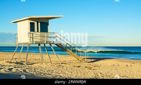 Ein Rettungsschwimmer-Aussichtspunkt im frühen Morgenlicht mit einer Welle, die am Trigg Beach, Perth, Western Australia, bricht Stockfoto