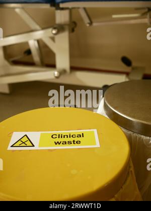 Klinischer Abfallbehälter in einem Arztuntersuchungsraum. Stockfoto