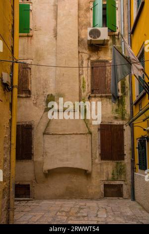 Ein historisches Gebäude im alten Zentrum der mittelalterlichen Küstenstadt Rovinj in Istrien, Kroatien Stockfoto