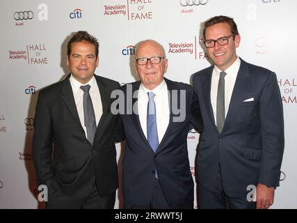 Rupert Murdoch tritt als Vorsitzender von Fox and News Corp BEVERLY HILLS, CA, zurück - 11. MÄRZ: Lachlan Murdoch, Rupert Murdoch und James Murdoch bei der 23. Hall of Fame Ceremony der Fernsehakademie im Beverly Wilshire Hotel in Beverly Hills, Kalifornien am 11. März 2014. Credit: Mpi99/MediaPunch Stockfoto