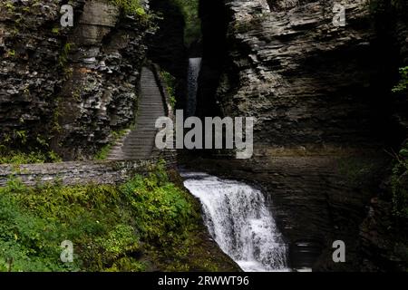 Wasserfall und Wanderweg im Watkins Glen State Park in New York Stockfoto