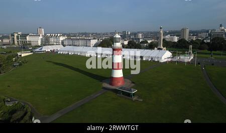 Plymouth, Devon, England: DRONE VIEW: Smeaton's Tower on the Hoe; ein Beispiel für einen Eddystone-Leuchtturm. Plymouth ist ein geschäftiger Hafen und Marinestützpunkt in Großbritannien. Stockfoto