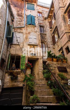 Historische Gebäude im alten Zentrum der mittelalterlichen Küstenstadt Rovinj in Istrien, Kroatien Stockfoto