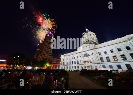 Buntes Feuerwerk am 4. Juli über dem Lincoln Tower vom Rasen des Fort Wayne Courthouse Stockfoto