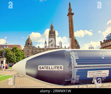 Glasgow, Schottland, Großbritannien. September 2023. The Space for Everyone Tour auf dem George Square auf seinen Reisen durch Großbritannien. Rakete ist ein Modell des Launcher One, dem 73 Fuß langen Trägerraketen der Virgin Orbit bis 2023. Sie soll die Menschen für die Branche interessieren. Credit Gerard Ferry/Alamy Live News Stockfoto