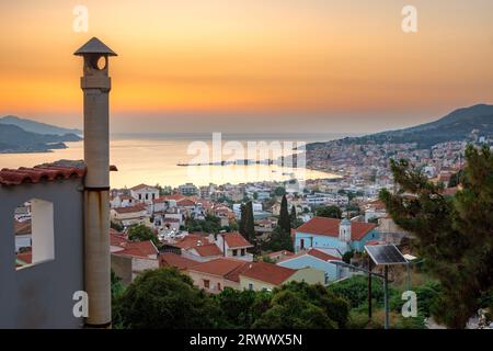 Blick auf Vathi, die Hauptstadt der Insel Samos, Griechenland. Stockfoto