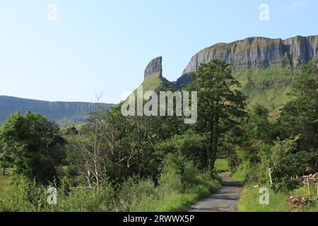 Ländliche Straße, die zum Eagle's Rock führt, einer Felsformation in den Dartry Mountains, County Leitrim, Irland Stockfoto