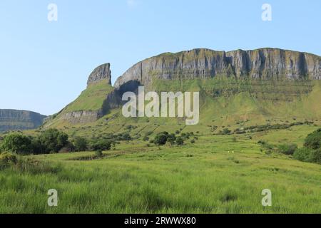 Landschaft mit Eagle's Rock, einer Felsformation in den Dartry Mountains, County Leitrim, Irland Stockfoto