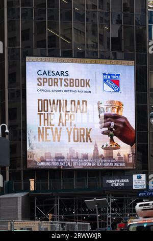 Eine gigantische Anzeige am Madison Square Garden für Caesars Sportsbook, eine Online-Sportwetten-Website. Online-Wetten sind jetzt in New York legal. Stockfoto