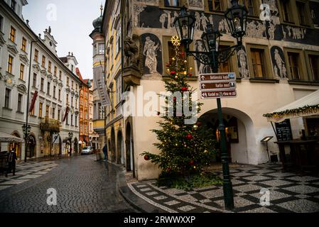 Kopfsteingepflasterte Straßen, barocke Architektur, Tonnenbögen und das Haus an der minuziösen Sgraffito-Fassade in der Altstadt von Prag, Tschechische Republik. Stockfoto