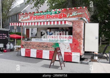 Ein Stand, an dem gebratener Teig beim Yorktown Feast of San Gennaro und dem Italian Heritage Festival in Yorktown Heights, Westchester, New York, verkauft wird. Stockfoto