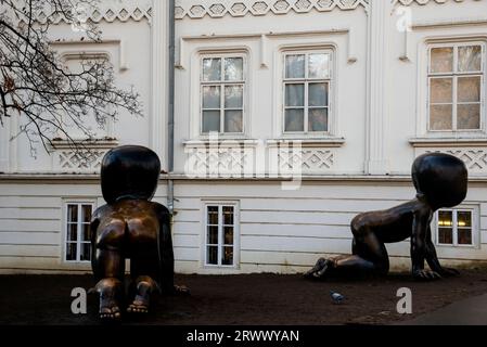 Bronze „Babys“ wurde 2008 vom tschechischen Künstler David Černy auf der Insel Kampa in Prag installiert. Stockfoto
