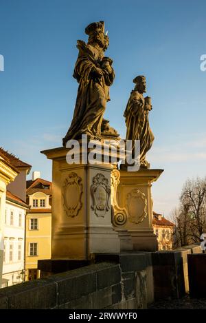 Statuen der Heiligen Cosmas und Damian, arabisch-christliche Heiligen auf der Karlsbrücke in Prag, Tschechische Republik. Stockfoto