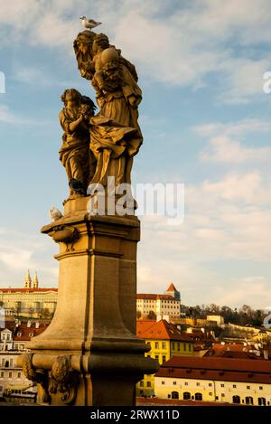 Statue der Heiligen Anna, Mutter der Jungfrau Maria, auf der Karlsbrücke in Prag, Tschechische Republik. Stockfoto