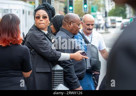 London, England, Großbritannien. September 2023. Chris Kabas Vater PROSPER KABA verlässt das Westminster Magistrates Court nach dem Prozess gegen einen Polizisten, der im vergangenen Jahr seinen 24-jährigen Sohn in South London getötet hat. (Bild: © Tayfun Salci/ZUMA Press Wire) NUR REDAKTIONELLE VERWENDUNG! Nicht für kommerzielle ZWECKE! Stockfoto