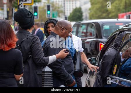 London, England, Großbritannien. September 2023. Chris Kabas Vater PROSPER KABA verlässt das Westminster Magistrates Court nach dem Prozess gegen einen Polizisten, der im vergangenen Jahr seinen 24-jährigen Sohn in South London getötet hat. (Bild: © Tayfun Salci/ZUMA Press Wire) NUR REDAKTIONELLE VERWENDUNG! Nicht für kommerzielle ZWECKE! Stockfoto