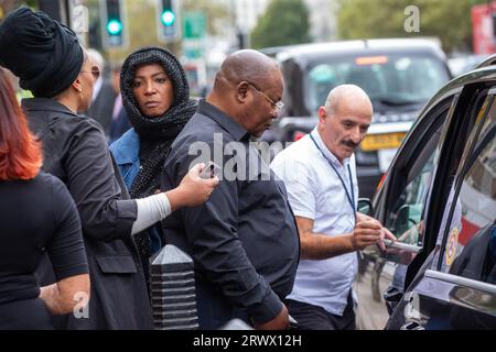 London, England, Großbritannien. September 2023. Chris Kabas Vater PROSPER KABA verlässt das Westminster Magistrates Court nach dem Prozess gegen einen Polizisten, der im vergangenen Jahr seinen 24-jährigen Sohn in South London getötet hat. (Bild: © Tayfun Salci/ZUMA Press Wire) NUR REDAKTIONELLE VERWENDUNG! Nicht für kommerzielle ZWECKE! Stockfoto