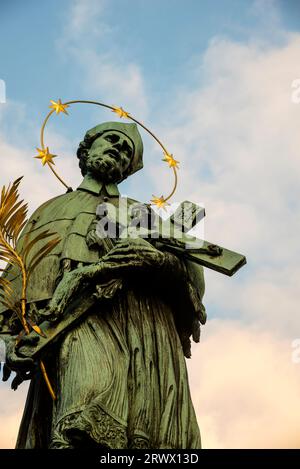 Die Statue des Heiligen Johannes von Nepomuk auf der Karlsbrücke in Prag, Tschechien, ertrank in der Moldau. Stockfoto