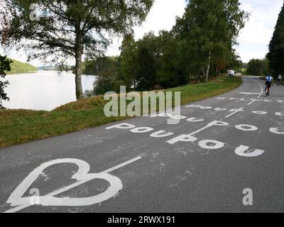 PouPou auf der Straße entlang der Tour de France Route durch Haute-Vienne Limousin, wo der professionelle Radfahrer Raymond Poulidor eine lokale Legende ist. Stockfoto