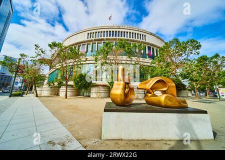 Goldene abstrakte Kunstwerke vor der Louise M Davies Symphony Hall Stockfoto