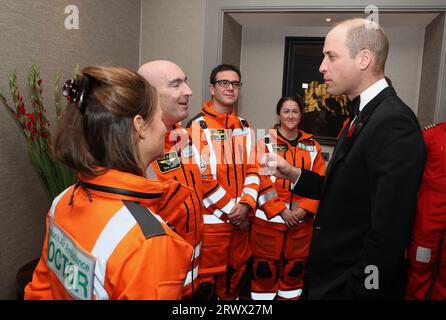 Aktenfoto vom 11/19 des damaligen Duke of Cambridge (heute Prince of Wales), der mit dem Ambulanzpersonal von London sprach. William hat in einem neuen Heft, das trauernden Familien helfen soll, über die Schwierigkeiten geschrieben, mit dem plötzlichen Verlust eines geliebten Menschen trotz des Zeitverlaufs umzugehen. Stockfoto