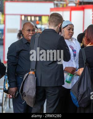 London, England, Großbritannien. September 2023. Chris Kabas Eltern FLORIEREN und HELEN KABA kommt mit größeren Familienmitgliedern vor dem Prozess gegen einen Polizisten, der ihren 24-jährigen Sohn im letzten Jahr in South London getötet hat, am Westminster Magistrates Court an. (Bild: © Tayfun Salci/ZUMA Press Wire) NUR REDAKTIONELLE VERWENDUNG! Nicht für kommerzielle ZWECKE! Stockfoto