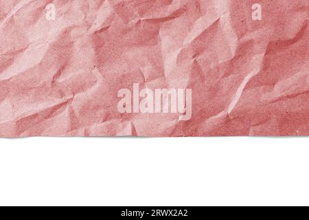 Recyceltes, zerknittertes rotes Papier mit Rand und isoliertem Rand auf weißem Hintergrund. Abstrakter Hintergrund mit Falten und Falten, Designelement, Tapete Stockfoto