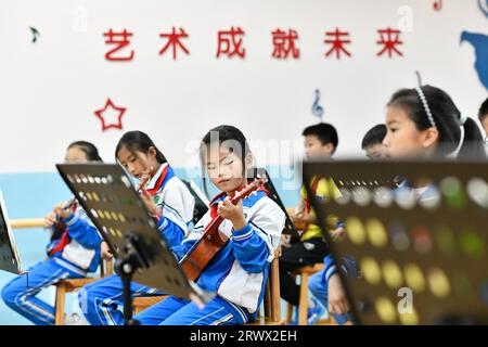 (230921) -- GUIYANG, 21. September 2023 (Xinhua) -- Schüler lernen Ukulele an einer Grundschule im Kreis Zheng'an, Provinz Guizhou im Südwesten Chinas, 13. Mai 2022. Nach mehr als 200 aufwändigen und langwierigen Herstellungsverfahren kommen exquisit gefertigte Gitarren als charakteristische Produkte des Zheng'an County in der südwestlichen chinesischen Provinz Guizhou heraus. Diese Kunstwerke werden dann über die China-Europa-Güterzüge, den Wassertransport und andere Mittel in die Welt verteilt. MIT „Economic Watch: Chinese Guitar-making Industry Rides on Wave of Belt and Road Initiative“ (Xinhua/Yang Stockfoto