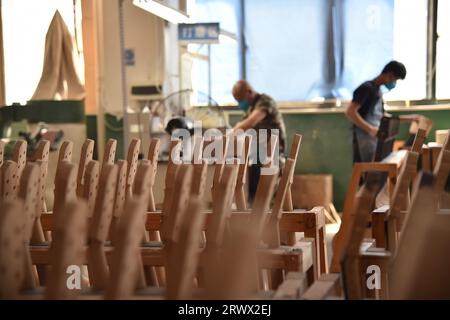 (230921) -- GUIYANG, 21. September 2023 (Xinhua) -- Mitarbeiter arbeiten an Gitarren in einer Werkstatt von Natasha Musical Instrument Manufacturing Co., Ltd. Im Kreis Zheng'an, Provinz Guizhou im Südwesten Chinas, 2. September 2023. Nach mehr als 200 aufwändigen und langwierigen Herstellungsverfahren kommen exquisit gefertigte Gitarren als charakteristische Produkte des Zheng'an County in der südwestlichen chinesischen Provinz Guizhou heraus. Diese Kunstwerke werden dann über die China-Europa-Güterzüge, den Wassertransport und andere Mittel in die Welt verteilt. UM MIT "Economic Watch: Chinesische Gitarrenindustrie reitet auf wa Stockfoto