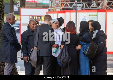 London, England, Großbritannien. September 2023. Chris Kabas Eltern FLORIEREN und HELEN KABA kommt mit größeren Familienmitgliedern vor dem Prozess gegen einen Polizisten, der ihren 24-jährigen Sohn im letzten Jahr in South London getötet hat, am Westminster Magistrates Court an. (Bild: © Tayfun Salci/ZUMA Press Wire) NUR REDAKTIONELLE VERWENDUNG! Nicht für kommerzielle ZWECKE! Stockfoto