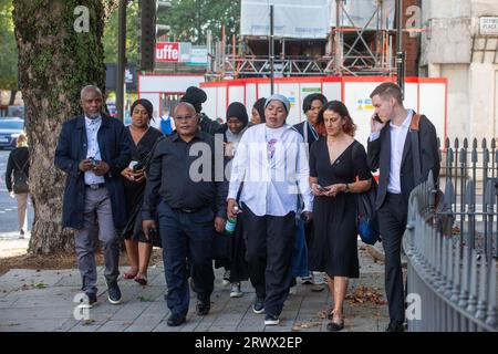 London, England, Großbritannien. September 2023. Chris Kabas Eltern FLORIEREN und HELEN KABA kommt mit größeren Familienmitgliedern vor dem Prozess gegen einen Polizisten, der ihren 24-jährigen Sohn im letzten Jahr in South London getötet hat, am Westminster Magistrates Court an. (Bild: © Tayfun Salci/ZUMA Press Wire) NUR REDAKTIONELLE VERWENDUNG! Nicht für kommerzielle ZWECKE! Stockfoto