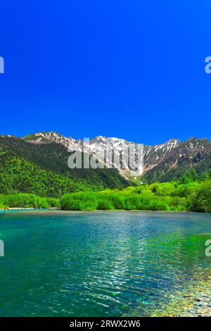 Die Hotaka-Bergkette mit schwebendem Schnee vom Taisho Pond bei klarem Wetter Stockfoto