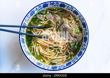 Chinesische Nudelsuppe. Ramen-Nudeln nach asiatischer Art mit Rindfleisch und Brühe. Chinesische asiatische Küche. Hochwertige Fotos Stockfoto