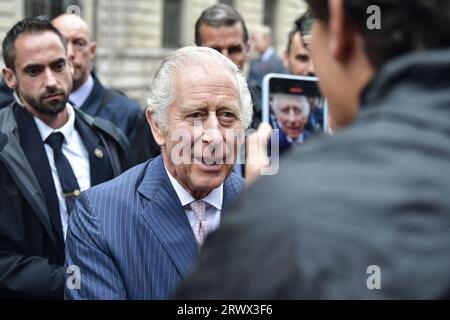 Paris, Frankreich. September 2023. König Karl III. Trifft sich mit der Menge während seines königlichen Besuchs mit Königin Camilla in den Marche aux Fleurs und Notre-Dame von Paris am 21. September 2023. Foto von Firas Abdullah/ABACAPRESS.COM Credit: Abaca Press/Alamy Live News Stockfoto