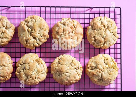 Eine Portion hausgemachter Erdnussbutter-Chip-Cookies im New Yorker Stil. Es sind große Kekse mit einer knusprigen äußeren Kruste und einer weichen Mitte. Stockfoto