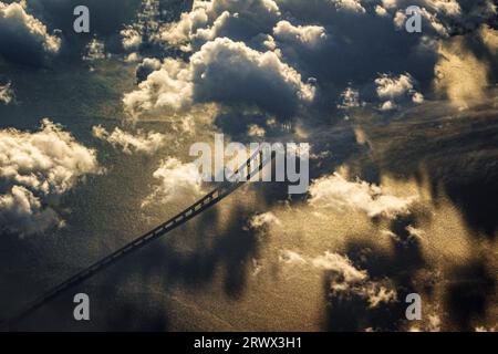 Eine Luftaufnahme der Vasco da Gama-Brücke (eröffnet 1998) über den Tejo, Lissabon, Portugal. Mit fast 12,5 km ist sie die längste Brücke Europas Stockfoto
