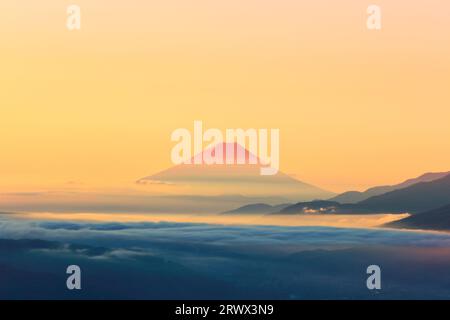 Mt. Fuji und das Wolkenmeer am Morgen leuchten vom Takabotchi Plateau Stockfoto