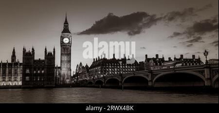 Big Ben, Westminster-Palast aka Houses of Parliament und Westminster Bridge in der Dämmerung, London, Vereinigtes Königreich. Stockfoto