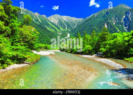 Kamikochi im Sommer Azusa River Clear Stream und Hotaka Bergkette von der Kappa-Bashi Brücke Stockfoto