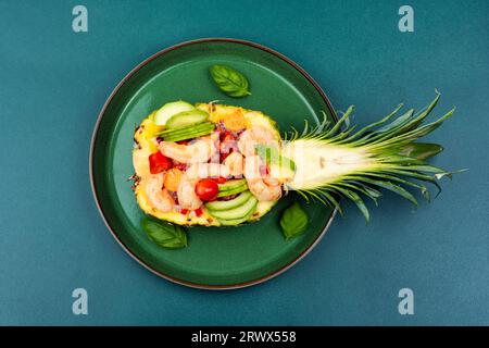 Farbenfroher Salat in Ananas mit Reis, Gemüse und Garnelen auf dem Tisch Stockfoto