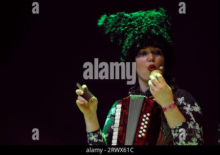 Iryna Kovalenko Teilnehmerin des ukrainischen Volksquartetts DakhaBrakha, die während eines Konzerts im Nachtclub Atlas auf der Bühne auftritt. Mach 3, 2016. Kiew, Ukraine Stockfoto