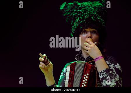 Iryna Kovalenko Teilnehmerin des ukrainischen Volksquartetts DakhaBrakha, die während eines Konzerts im Nachtclub Atlas auf der Bühne auftritt. Mach 3, 2016. Kiew, Ukraine Stockfoto