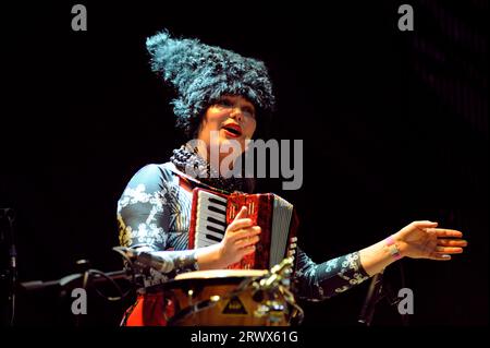 Iryna Kovalenko Teilnehmerin des ukrainischen Volksquartetts DakhaBrakha, die während eines Konzerts im Nachtclub Atlas auf der Bühne auftritt. Mach 3, 2016. Kiew, Ukraine Stockfoto