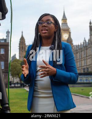 London, England, Großbritannien. September 2023. Staatssekretärin für Wirtschaft und Handel und Ministerin für Frauen und Gleichberechtigung und Präsidentin des Handelsausschusses KEMI BADENOCH wird in Westminster gesehen, während sie auf Frühstücksshows auftritt. (Bild: © Tayfun Salci/ZUMA Press Wire) NUR REDAKTIONELLE VERWENDUNG! Nicht für kommerzielle ZWECKE! Stockfoto