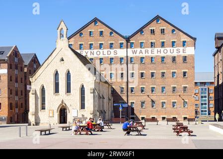 Gloucester Docks Double Reynolds Warehouse und Mariner's Church Gloucester Gloucestershire England GB Europa Stockfoto