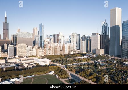 Blick auf die Innenstadt von Chicago am späten Sommermorgen, Blue Sky Stockfoto